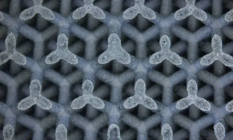 瑞士研究团队创新融合粘结剂喷射与粉末床熔融3D打印技术，结合化学气相渗透制备出高强抗氧化多孔碳化硅螺旋结构。经两次渗透循环后，部件压缩强度显著提升（最高达13.3兆帕），并在1500°C高温氧化测试中表现出优异稳定性，得益于致密化结构和二氧化硅保护层的形成。