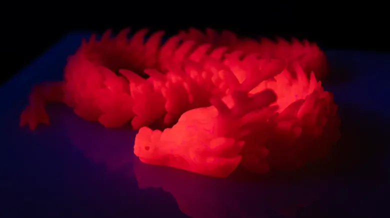 在CES 2026上，Protopasta联手Quantum Light推出量子点3D打印线材，该材料经紫外线照射可产生超荧光，适用于时尚、娱乐及工业领域，并以订阅制提供，使前沿纳米技术以亲民价格进入创客与艺术创作领域。