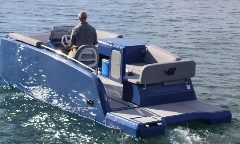 全球先进机器人企业Caracol与西班牙V2集团合作，运用大型纤维增材制造技术，实现6米功能性双体船体的无缝整体打印。该工艺以回收聚丙烯为基材，显著减少材料浪费与工期，并支持小批量定制化生产，推动航海制造业向可持续与灵活转型。