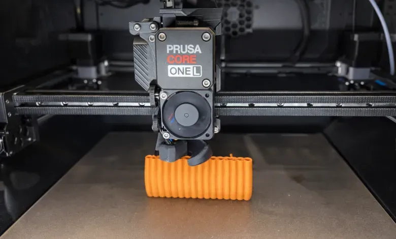 捷克Prusa Research推出的Core One L 3D打印机，凭借300mm³加热腔体和对流热床，在连续打印测试中展现卓越稳定性，即使处理受潮工程材料仍保持高质量输出。其开源软件与Prusa Connect云平台兼顾集成与独立使用，配合高效有机支撑技术，成为打印农场及设计工作室的理想工业级选择。