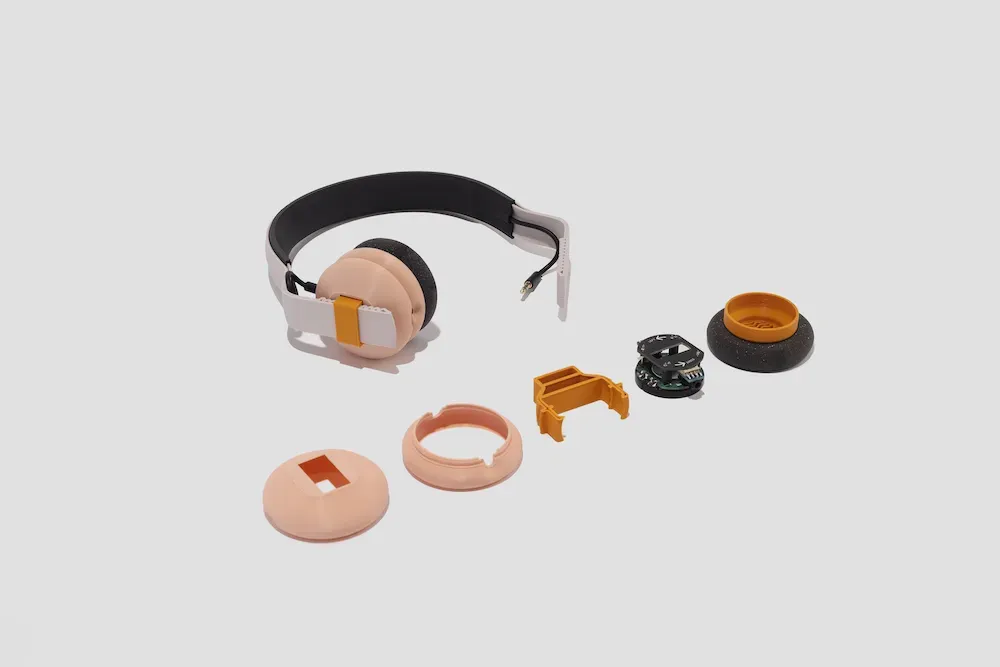 在BBC《龙穴》节目中获得6.5万英镑投资的Kibu公司，推出面向儿童的全3D打印可DIY组装耳机，支持部件维修与更换，倡导循环可持续消费理念。产品通过众筹已售超450套，未来计划强化品牌并进入零售渠道，致力于培养新一代“建设者而非消费者”。