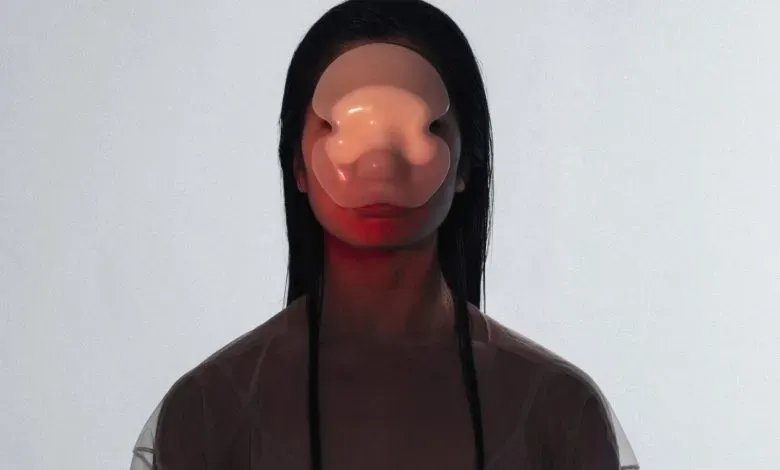 设计师伊加·温格琳斯卡运用逆向工程与VR建模技术，结合3D打印骨骼结构与硅胶皮肤，打造出嵌入微纤维血管网络的可穿戴面具系列，以感官替代为核心，探讨感知层次在感官受限时的转变。