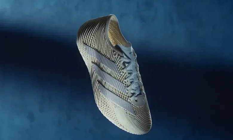 阿迪达斯扩大3D打印CLIMACOOL LACED鞋款零售规模。新品采用24小时DLS工艺实现无缝透气结构，SS26版减重15%，配备耐用外底与适应多种脚型的系带设计，并由运动员Kahleah Copper和Jalen Williams代言，强调日常舒适与运动恢复功能。