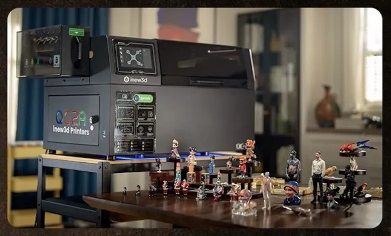 初创企业iNEW3D推出QC2A桌面全彩3D打印机，通过材料喷射技术与AI辅助建模，实现精准的色彩渐变与肤色呈现。该设备具备自动支撑及水溶性材料支持，早鸟价8000美元以内，有望为设计师、教育等领域提供低成本工业级解决方案，推动全彩3D打印普及与行业创新。