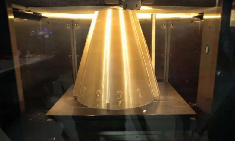 美陆军基地通过聚醚酰亚胺复合材料3D打印技术，成功实现UH-60“黑鹰”直升机尾翼的自主快速制造。项目突破传统供应链瓶颈，在确保符合航空适航标准的同时，展示了军队在复合材料维修保障与战备响应能力方面的关键进展。