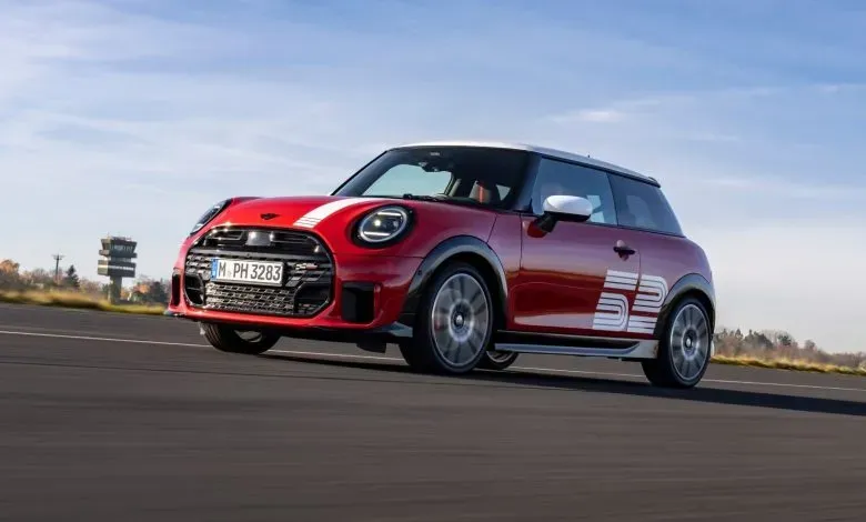 MINI品牌推出限量1965胜利版，其定制部件广泛采用Multi Jet Fusion多射流熔融3D打印技术。宝马集团增材制造已覆盖产品全生命周期，从原型到批量生产，旗下奥伯施莱斯海姆园区累计产量超160万件。该车型设计致敬经典赛车，提供燃油与电动版本，计划2026年7月启动欧洲交付。