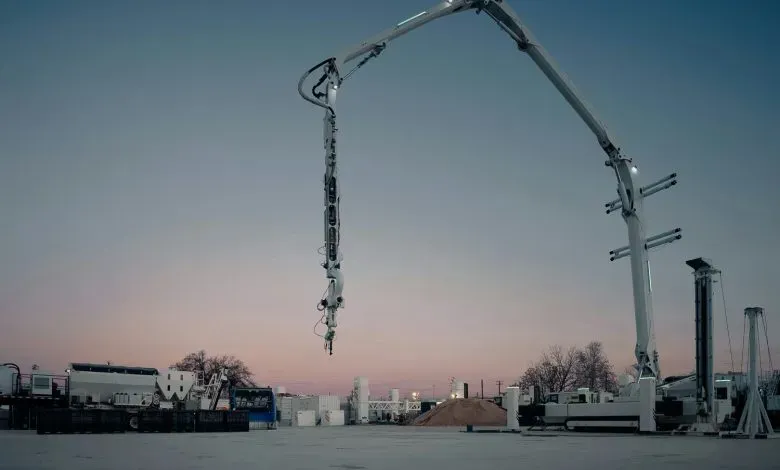 ICON首次向建筑商直销Titan多层建筑3D打印系统，集成硬件、材料及服务，预计2027年交付。该系统可将墙体建造成本降低约40%，已获建筑商预订，将用于经济住房、灾后重建等项目，推动行业向自动化、高效化转型。