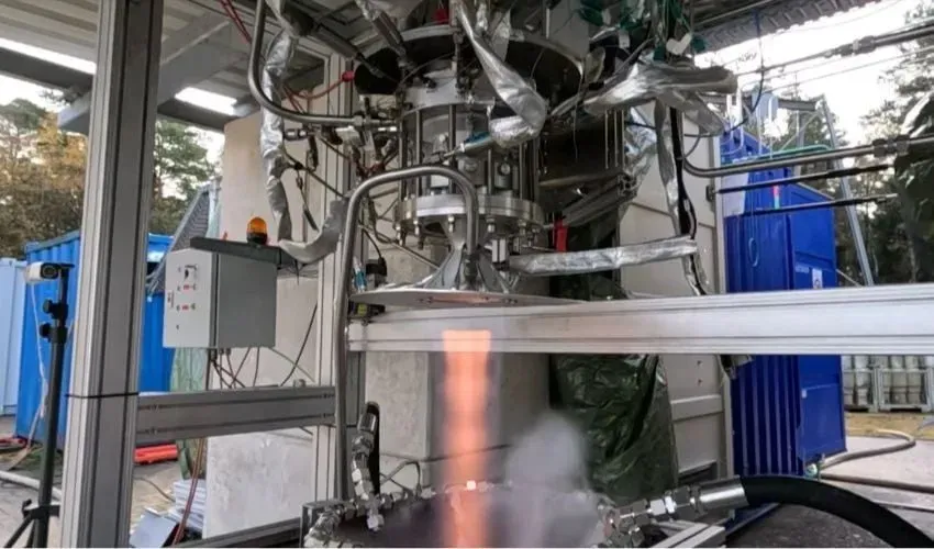 欧空局与阿丽亚娜集团成功完成Greta火箭发动机首次测试活动,该进展凸显增材制造在航空航天领域的关键作用。Greta高30厘米的燃烧室采用激光粉末床熔融技术制造,可在壁面集成复杂冷却流道以应对超过2000°C的极端温度。该发动机采用可持续的过氧化氢与乙醇推进剂组合替代传统肼基燃料,在测试中实现稳定运行(含多次启动及累计超40秒点火)。基于此成果,该项目现进入由欧洲合作伙伴参与的300万欧元新阶段,旨在完善设计以达到飞行就绪状态。