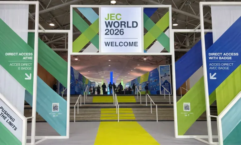 在JEC World 2026上，短纤维大型增材制造成为焦点，Caracol和CMS分别以机器人与笛卡尔系统领跑市场，应用遍及航太、汽车等领域。多家专业材料企业需求强劲，而传统巨头则缺席或淡化布局，显示出该技术正重塑产业生态，推动经济可行与闭环回收的创新应用。