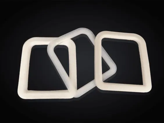 凭借ISO 9001、EN 9100及ISO 13485三项认证，3Deus Dynamics将其硅胶3D打印技术拓展至航空航天与国防关键领域。其专利动态成型工艺可制造耐高温密封件与高效电磁屏蔽件，助力严苛环境应用并推动国内技术硅胶产业化进程。