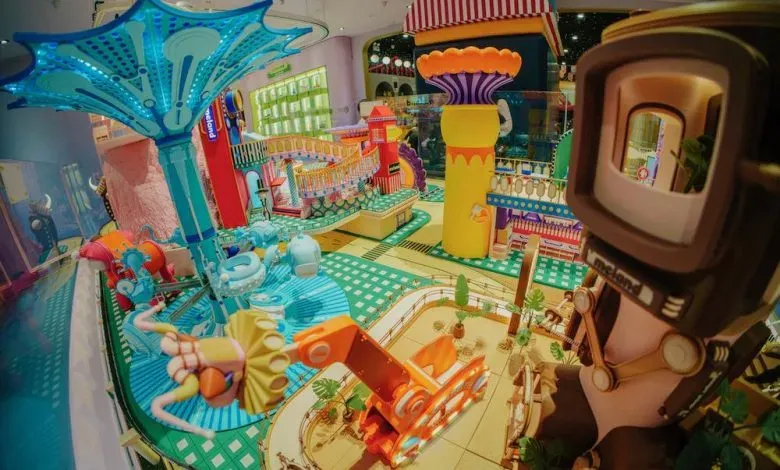 中国家庭娱乐品牌meland与Bambu Lab合作于深圳万象天地开设全国首家面向5-12岁儿童的3D打印创意中心，通过CyberBrick微缩城市装置及A1打印机体验，结合入门与探究课程，培养儿童从设计到实物的创造力与动手能力，首次将3D打印技术融入亲子教育场景。