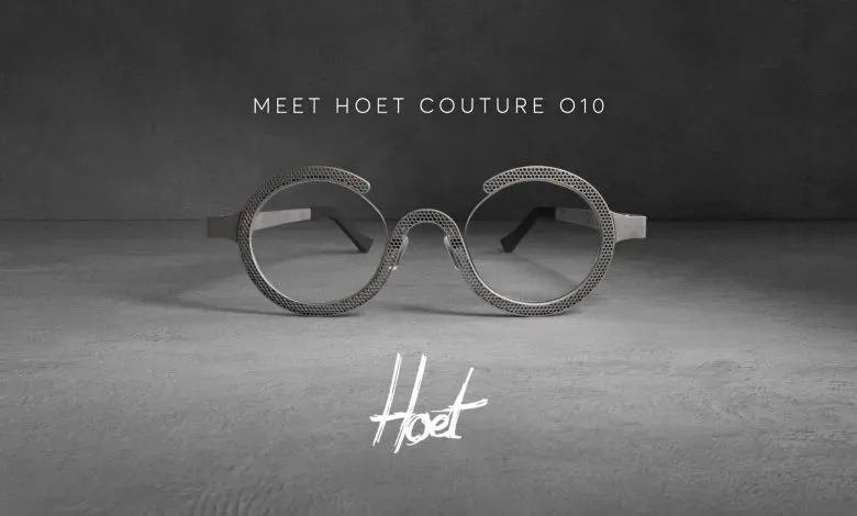 比利时品牌Hoet推出新款3D打印钛金属镜框O10，延续蜂巢结构并增加鼻托以优化舒适度。该产品在本土按需生产，支持个性化刻字，避免资源浪费。作为Couture系列新品，其定价约2000余欧元，进一步强化了品牌在定制化与可持续制造方面的技术优势。