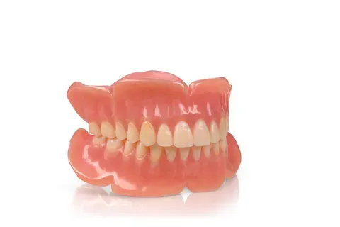 一家3D打印机原始设备制造商

数字化口腔解决方案龙头Stratasys凭借其TrueDent树脂材料组合获得CE IIa类医疗器械认证，成为欧洲首个获此资质的高美学性、单材料3D打印义齿系统。这项升级（其初期I类资质于2025年初获批）将获批应用范围从基础活动修复体扩展至可摘局部义齿支架及固定冠桥修复领域，为欧洲大陆受监管的临床应用开辟了全新路径。