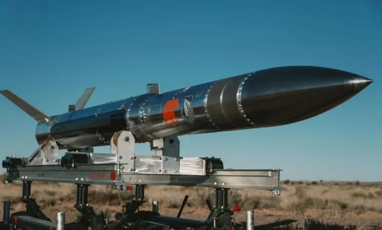 美国空军实验室与私营企业Ursa Major合作，仅用八个月完成可调节推力液体火箭发动机导弹的飞行验证。该发动机集成多项3D打印部件，展示出快速制造、低成本和高适应性的新型国防研发模式，为未来推进技术规模化应用奠定基础。