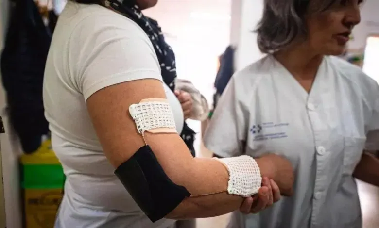 拉坎德拉里亚大学医院通过3D打印技术自主制造定制化康复辅具，不仅实现模具按需优化、功能灵活适配患者需求，还将生产成本降至传统采购的极小比例。这一模式在提升疗效与接诊效率的同时，也为构建全国医疗3D打印资源共享体系奠定基础。