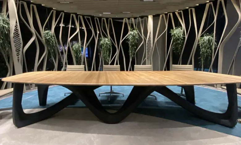 自由职业设计师Jaroslav Baron通过Rhino与SubD工具设计，结合大幅面增材制造与非平面打印工艺，打造出结构复杂、形态有机的会议桌底座。该方案突破传统制造限制，展现出LFAM在高端定制家具领域的工业化应用潜力。