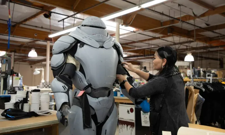 Legacy Effects工作室在《超人》制作中创新应用FFF 3D打印技术，通过材料精准选用与流程优化，实现高质道具直抵拍摄、机械结构轻量化装配及单日多版本迭代，显著降低失败率并提升效率，使增材制造成为连接数字设计与实体拍摄的关键桥梁。