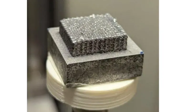 研究团队通过材料基因方法设计出新型铝合金，专为DED工艺优化。其微观结构晶粒尺寸小于5微米，凝固区间仅2.8°C，有效抑制打印裂纹。相比AlSi10Mg，新合金屈服强度提高70%，残余应力显著降低，同步加速器X射线实时观测验证了工艺稳定性。