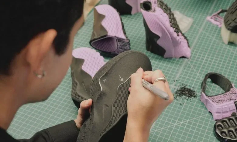 耐克集结全球八城设计师，以3D打印为核心技术打造限量Air Max鞋款。该项目融合社群文化与品牌历史，通过快速原型与小批量生产探索未来设计，计划持续至2027年，由合作厂商Zellerfeld实现定制化制造。