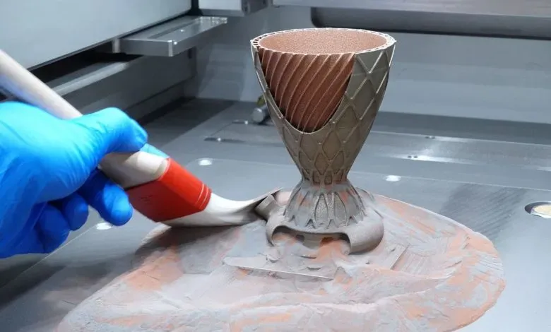 德国科研机构开发出新型多材料3D打印工艺，通过智能材料过渡层技术实现不相容金属的单次成型制造。该突破性技术将火箭阀门等复杂部件的开发周期缩短数周，并为欧洲航天产业实现可持续大规模生产奠定关键技术基础。