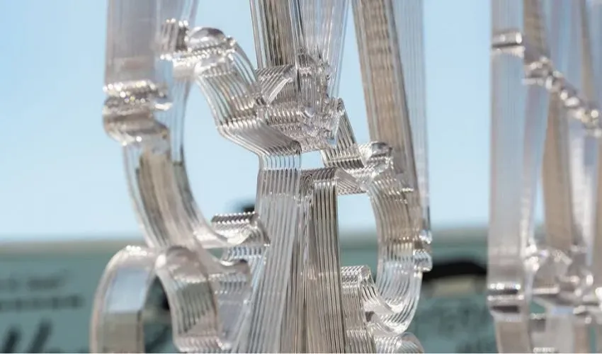 Haddy依托其围绕大型机器人增材制造构建的MicroFactory模式，重新定义家具与产品制造。这一数字化、本地化的生产方法消除了传统模具与冗长供应链，实现了快速定制、减少浪费和按需生产。该模式整合了机器人打印、CNC加工和AI驱动软件，能以复合材料生产多样化、高强度、轻量化的产品。与迪士尼"森林河流之旅"的合作案例展示了快速制造精细化主题部件的能力。Haddy愿景是通过全球微型工厂网络，实现分布式可持续制造的未来。