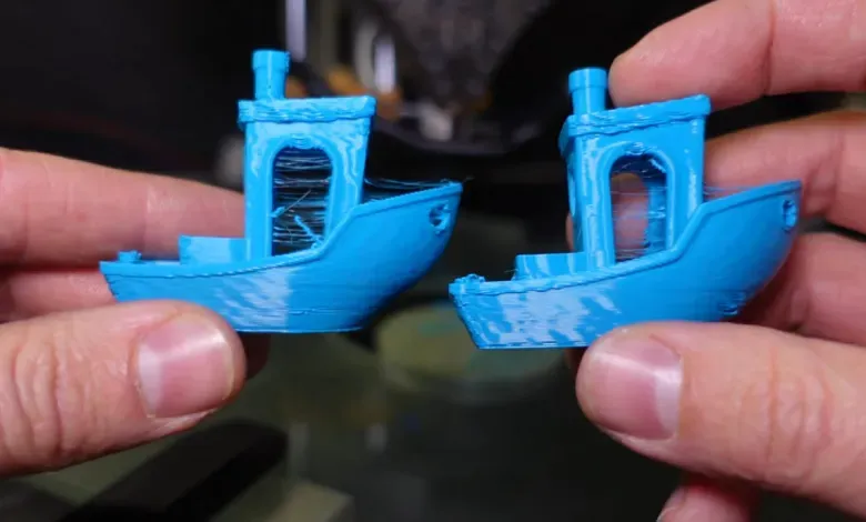 独立工程师亚恩·罗茨通过持续一年多的工程迭代，成功将3DBenchy测试模型打印时间缩短至74秒。他采用移动打印床结构、四挤出器协同送料及干冰辅助冷却等创新方案，突破了传统FDM打印机在高速运动、材料流量和冷却效率上的物理限制，展现了开源项目对桌面级3D打印性能边界的重新定义。