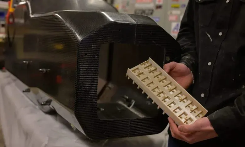 麦吉尔大学电动方程式车队通过工业级3D打印技术，利用ULTEM 9085材料高效制造赛车电池支架等核心部件，实现了快速迭代、成本控制与性能突破，展示了增材制造在高校工程竞赛中的关键价值。