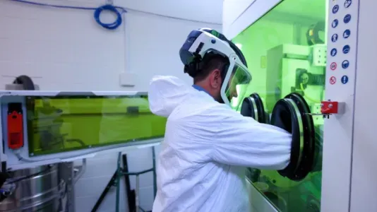 美国能源部下属研究机构、由芝加哥大学阿尔贡运营的阿尔贡国家实验室，已正式提交美国机械工程师协会规范案例的首份草案，旨在将激光粉末床熔融技术确立为核反应堆高温零部件的许可制造工艺。