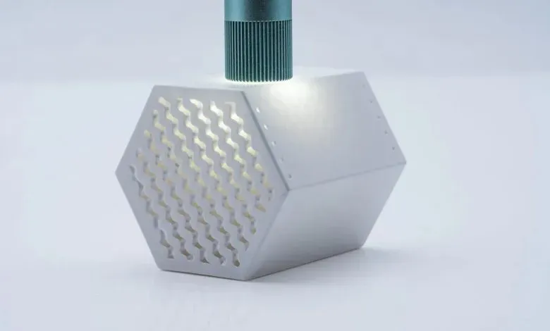 丹麦技术大学利用Lithoz光固化陶瓷3D打印技术，开发出基于螺旋二十四面体结构的整体式固态氧化物燃料电池。该设计无需传统互连件与密封剂，器件层级功率重量比达1W/g，较传统方案提升五倍，为航空及分布式能源提供了轻量化解决方案。