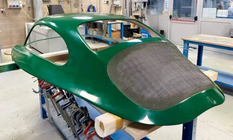 Caracol采用Heron机器人平台，以20%碳纤维增强ABS材料一体化打印跑车车顶。该部件经后处理达A级表面标准，结合复合材料工艺实现与传统钣金相当的机械性能，在土耳其LFAM中心通过微型工厂模式完成全数字化生产。