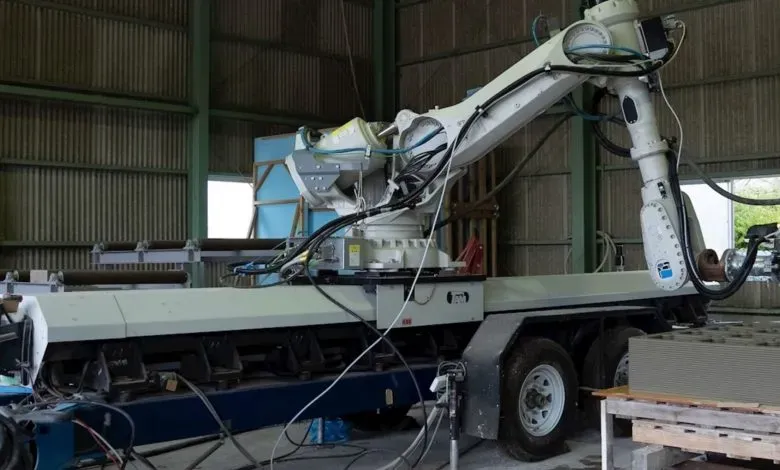 日本企业采用ABB工业机器人预制砂浆构件，仅7天完成车站主体打印。现场利用夜间6小时窗口期实现快速组装，拱形结构与浮雕外墙充分展现3D打印技术优势。该项目为应对建筑行业人力短缺提供了创新解决方案。