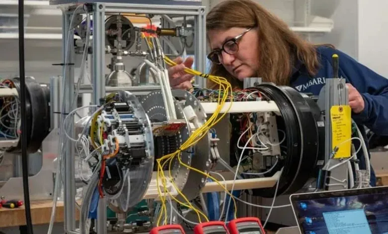 MBARI环境样本处理器关键流体歧管通过Carbon EPX150树脂与CNC混合制造实现。该方案结合75%增材与25%减材工艺，解决了60流道高精度加工难题，成功通过500psi压力测试并投入海上试验。