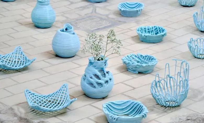 埃因霍温设计学院Anika Greyling通过手动调控挤出式3D打印参数，使回收塑料在重力作用下形成垂坠有机形态，并将废料循环再利用。该项目与vanPlestik合作，为家具及建筑领域的循环制造提供了新可能。