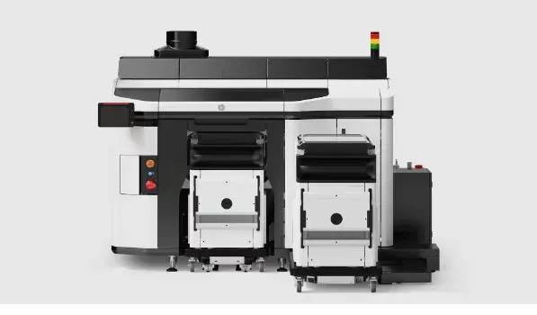 惠普在Rapid + TCT 2026推出MJF 1200紧凑型打印机、5600系列双色调技术与高产出模式，并扩展Metal Jet金属材料选项及粉末处理合作，持续聚焦降低成本与简化工作流程。