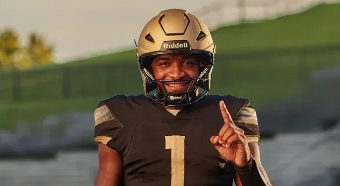 2026年NFL头盔官方测评结果显示，采用3D打印技术的头盔在冲击防护性能上占据绝对优势。其中，以Carbon数字光合成技术制造的缓冲部件成为行业主流，通过定制化网格结构在吸收冲击、通风舒适度上显著超越传统泡沫材料。测评前十名中半数产品集成了此类增材制造方案，标志着该技术正引领头部防护装备的未来发展。