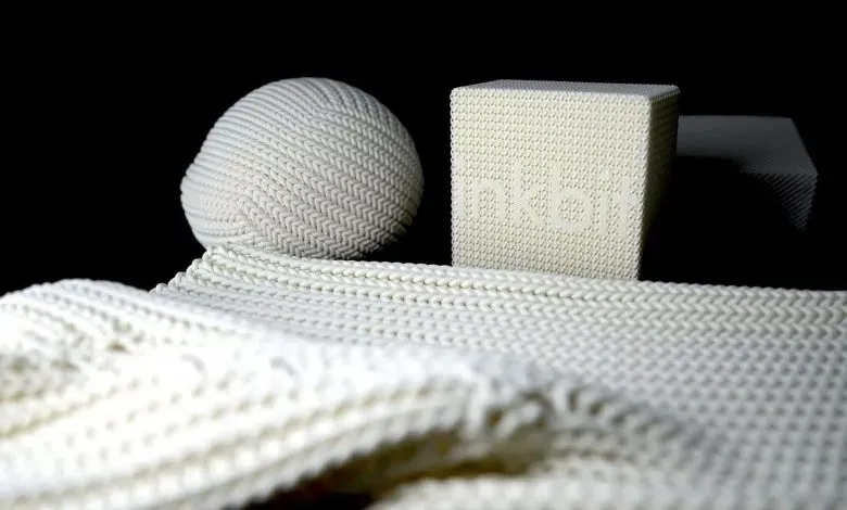 Inkbit与Stratasys Direct达成合作，将其视觉控制喷射打印技术及TEPU弹性体材料纳入后者的制造服务平台。该技术通过闭环体素控制和可熔融蜡支撑，实现了无需支撑结构的高精度、耐用弹性体零件生产，旨在满足从原型转向直接制造的工程需求，为软触界面、密封件等应用提供稳定性能与规模化生产可能。