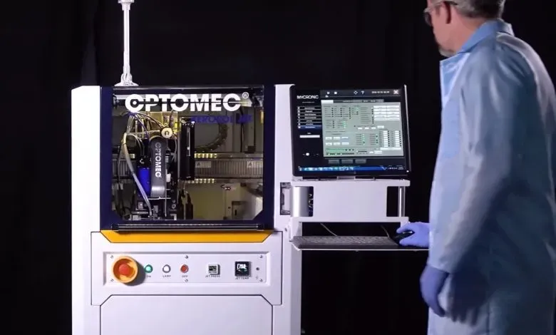 Optomec针对高校推出模块化雾化喷射教学系统，集成硬件、软件与阶梯式课程，涵盖从基础线路打印到多层电路制造等实践项目，旨在紧密衔接学术培养与电子增材制造的工业需求。