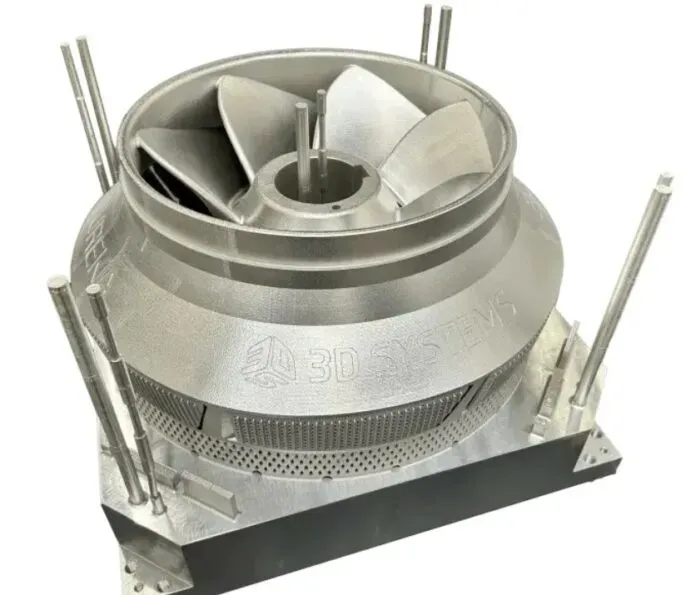 3D Systems在RAPID + TCT 2026发布SLA 825 Dual打印机与AddiTrak车间软件平台，强化高效生产与数据自主管控。构建速度与体积显著提升，配合本地化软件实现设备集中监控与工业4.0互联，以Eureka Pumps案例展示其应对供应链短缺与按需制造的能力。