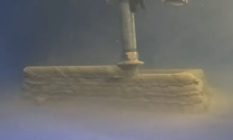 澳大利亚研发出全球首个无需化学促凝的水下3D混凝土打印系统，通过集成材料流变学与机器人控制，突破静水压力与冲刷等技术瓶颈。该技术将推动海事工程从预制模式转向数字化原位建造，有望革新港口、能源及国防等领域的水下施工与修复方式。