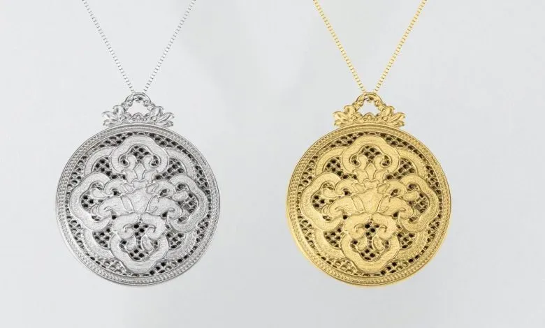 XJet的NPJ技术通过纳米粒子墨水直接喷射贵金属，实现±50微米精度与97%材料利用率，其多材料与可溶支撑技术为珠宝设计带来高自由度与数字化制造革新。