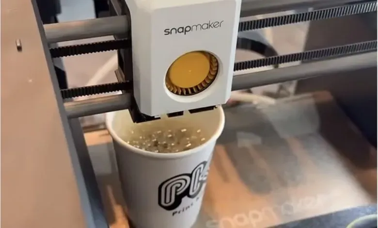 Snapmaker在展会上通过改装U1 3D打印机，联合Cocoapress推出具备咖啡制作功能的特别版本，重点展示其模块化设计及多工具头交换系统的扩展潜力，以此诠释开源硬件平台如何突破传统制造边界。