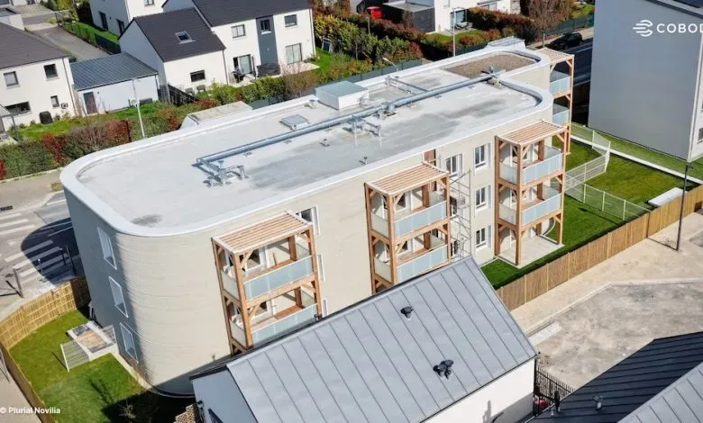 法国贝泽讷建成欧洲最大3D打印公寓楼，12套单元共800平方米，实际打印仅34天。与同规模传统建筑对比，工期缩短3个月，人力减半，材料浪费降低50%，能耗自给率达60%。项目方计划扩建40套，部署双打印机，效率有望提升四倍。