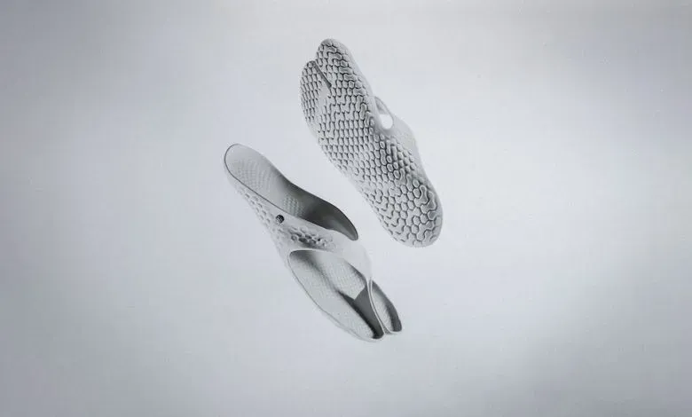 Vivobarefoot推出第二代3D打印定制凉鞋Tabi Gen 02，采用Carbon DLS工艺与PU泡沫，精度和舒适度提升，需门店足部扫描后定制，售价110英镑，目前仅月岩灰可选。