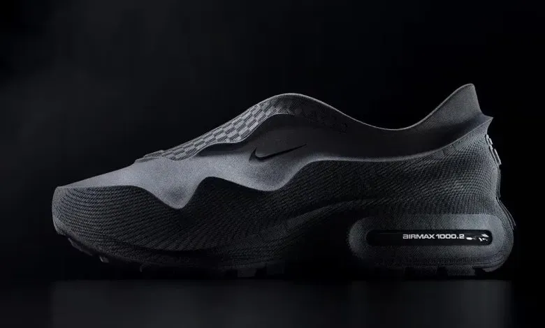Nike与Zellerfeld合作推出Air Max 1000.2，采用全黑一体式TPU打印，优化外底与凸纹设计提升打印效率，保留波浪纹路、无鞋带等经典元素。该鞋5月7日通过Snkrs发售，定价179美元，标志着Nike在3D打印鞋类量产上的关键一步。