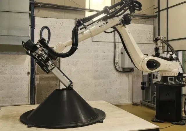 意大利3D打印机制造商Caracol已与法国制造商Formes et Volumes合作，采用机器人大幅面增材制造技术，以一体化集成工艺结合纤维增强热塑性塑料与混合后处理，为航空领域生产大型复合材料层压模具。