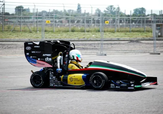CRP集团为MoRe Modena Racing车队提供金属及聚合物3D打印部件，助力其以FSC内燃机组世界第一身份首战密歇根FSAE。DMLS加工的Scalmalloy铝合金转向件与Windform系列复合材料空气动力学套件体现了增材制造在赛车封装、减重与性能优化中的核心价值。