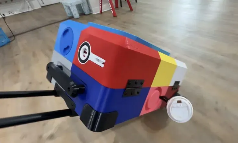 美国YouTube博主Matty Benedetto用多台Bambu Lab打印机及废料耗材，3D打印了一款集成MagSafe支架、陀螺仪杯架等16项功能的行李箱，并采用TPU/PLA组合打印轮子嵌入轴承。实际飞行测试中虽出现部件损坏，但展现了3D打印在旅行配件上的创新潜力。
