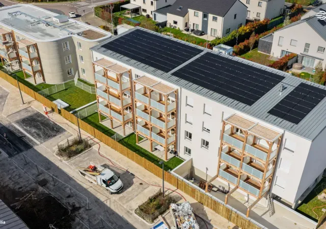 法国贝赞纳的一个社会住房项目为欧洲3D建筑打印树立了新标杆。该项目名为ViliaSprint²，共提供三层12套公寓，居住空间约800平方米，成为欧洲迄今为止最大的3D打印多户住宅建筑。该建筑由PERI 3D Construction、丹麦打印机制造商COBOD、混凝土供应商Holcim以及开发商Plurial Novilia（Action Logement的子公司）合作建造而成。