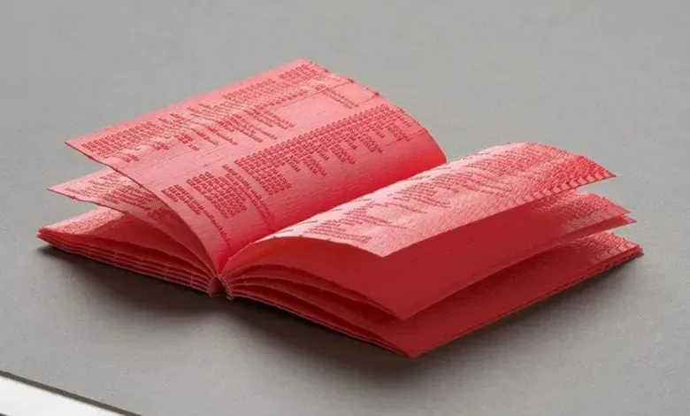 设计师Darius Ou和Benson Chong以单次FFF工艺，用TPU材料一体打印出可翻页的书籍「Manual」。其页面浮雕文字实为制造指令G代码，内容与形态共存的「可复制书籍」理念，首次仅编码了2.5%的指令数据。