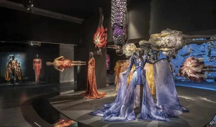 Iris van Herpen回顾展登陆纽约布鲁克林博物馆，展出140件高定作品，涵盖其近二十年将3D打印与传统工艺、科学融合的实践。亮点包括2010年首次亮相时尚周的3D打印上衣，以及连续打印260小时的Foliage连衣裙。展览也呈现激光切割、生物灵感材料等多元技术，超越「3D打印设计师」的单一标签。